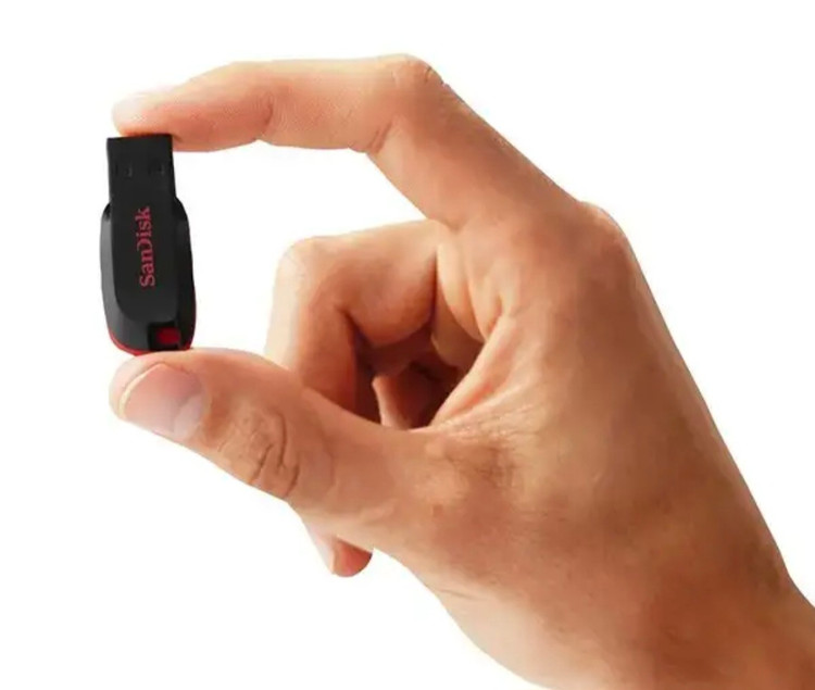 فلش مموری سن دیسکcz50Cruzer Blade ظرفیت 32 گیگابایت با رابط 2.0 USB، سرعت انتقال 30 مگابایت بر ثانیه طراحی بدون دریوش و بدنه مات مقاوم در برابر لک اثر انگشت دارای شیار اتصال بند و نرم افزار امنیتی و