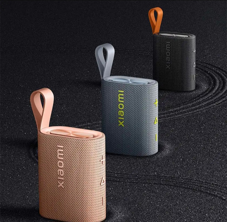 اسپیکر بلوتوثی قابل حمل شیائومی مدل Sound Pocket، با توان خروجی 5 وات و نسبت سیگنال به نویز 70 دسی بل