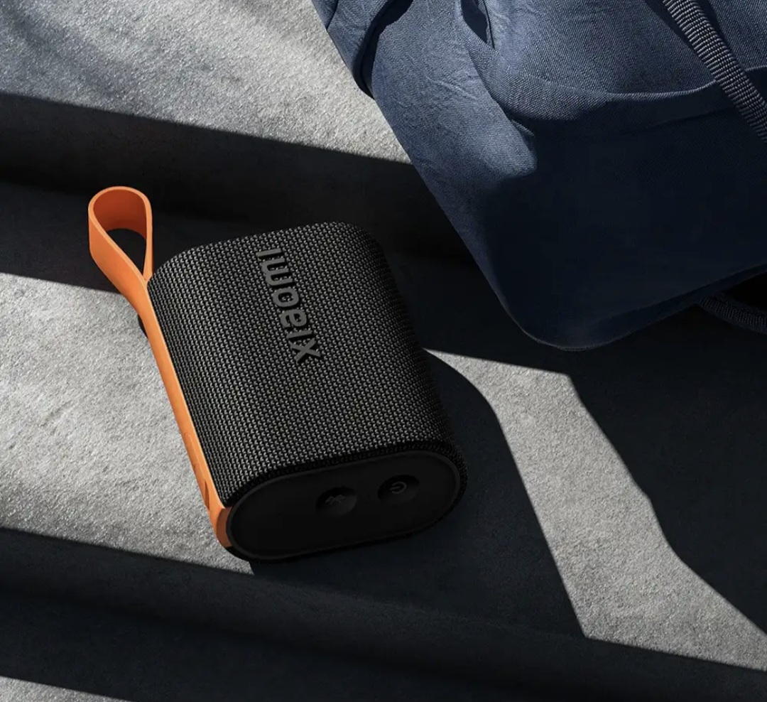اسپیکر بلوتوثی قابل حمل شیائومی مدل Sound Pocket، با توان خروجی 5 وات و نسبت سیگنال به نویز 70 دسی بل